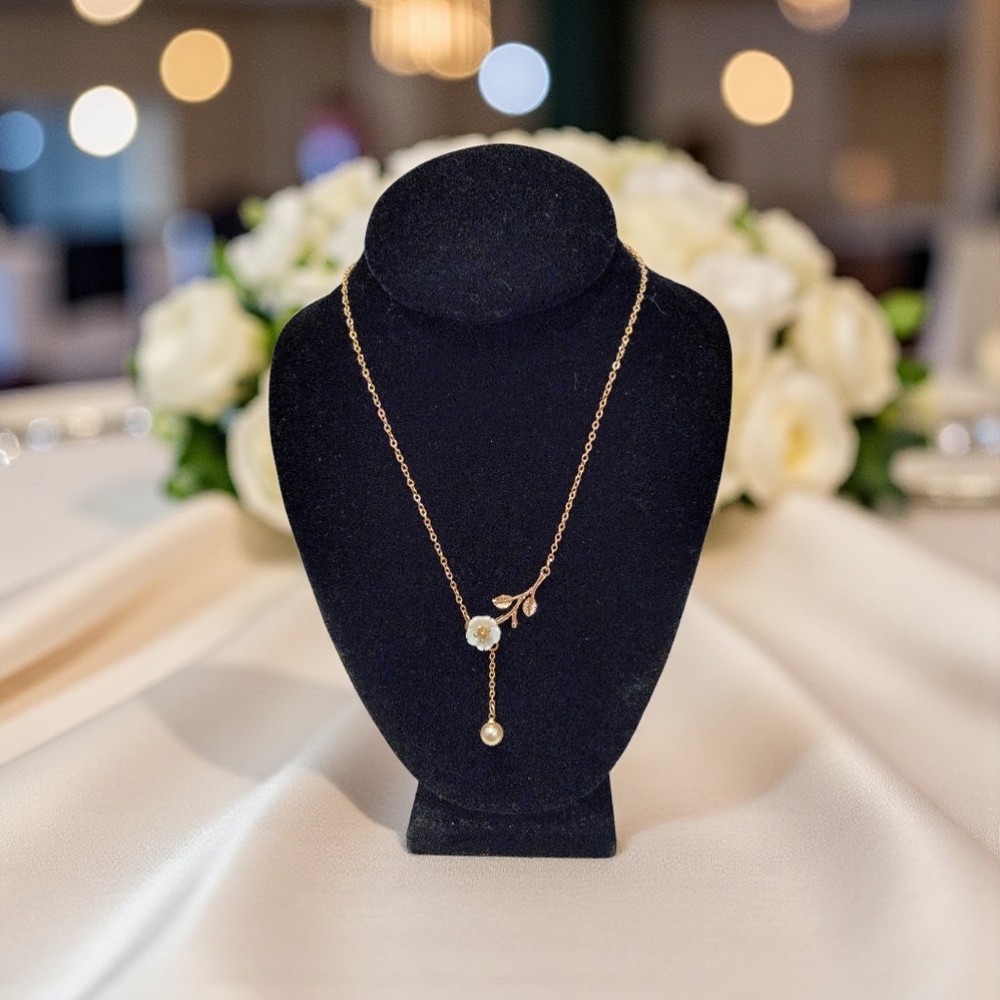 10 /$10 ♥️Chic  Gold Floral Necklace with Pearl♥️